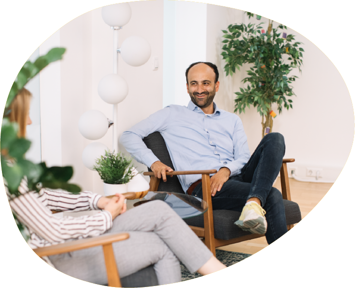 Bild1ady2025 CEO von Ady mit Mitarbeiter auf Couch, diskutierend – Moderne Arbeitsumgebung oder Brainstorming-Sitzung.
