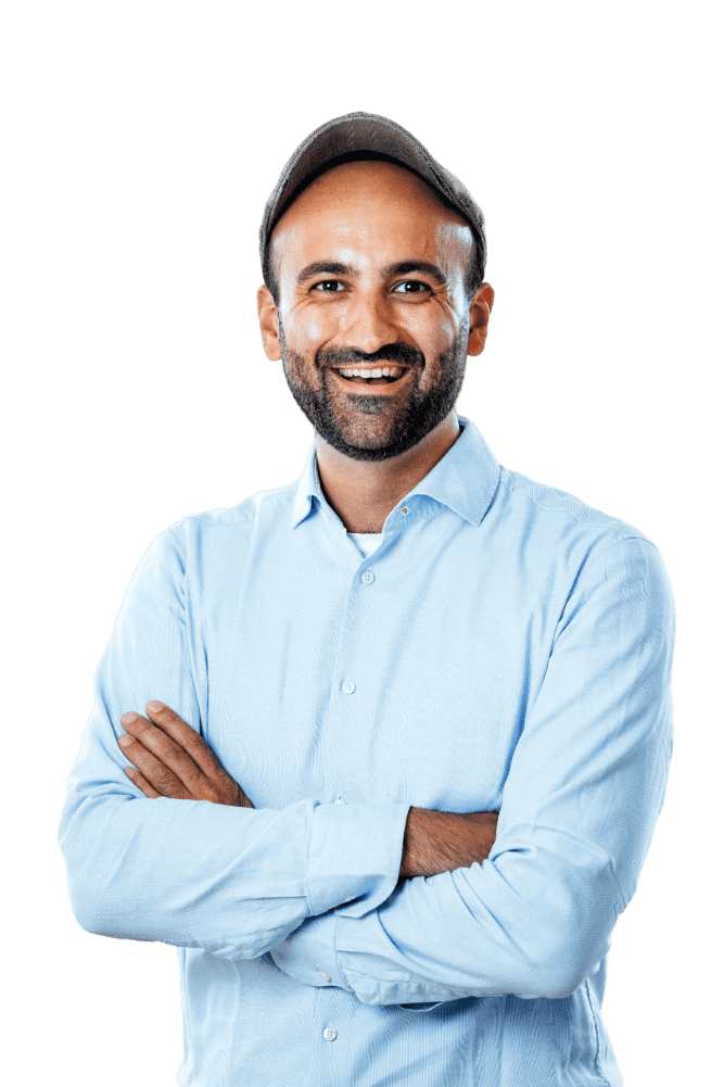 sascha_moc_online_marketing Portrait eines Mannes mit blauem Hemd, verschränkten Armen, lächelnd – Business-Porträt des Geschäftsführers.